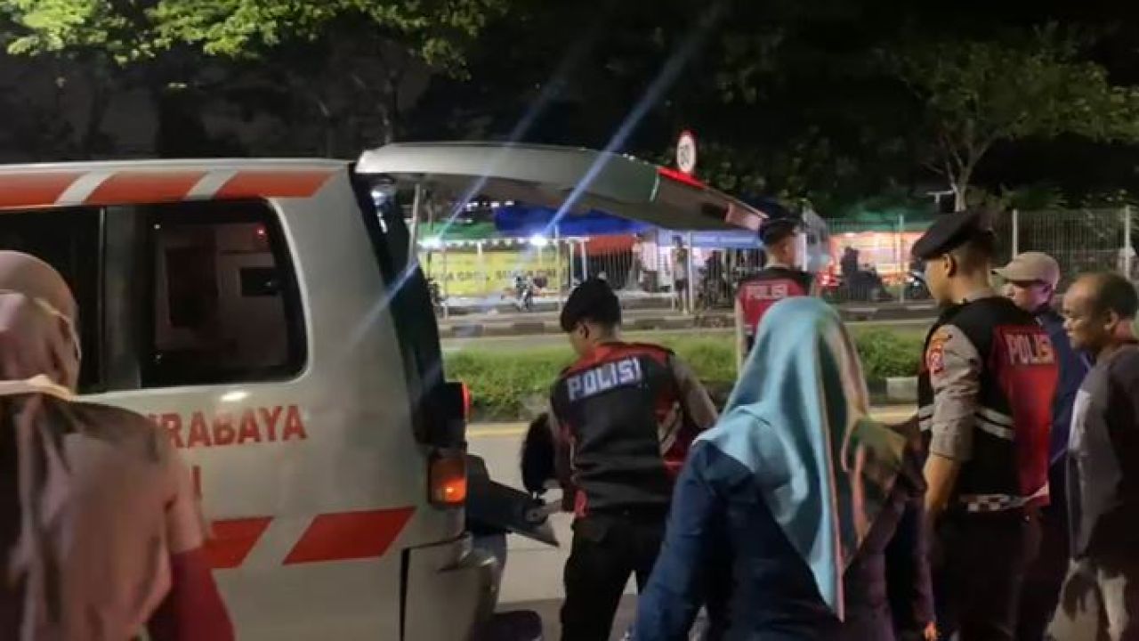 Aksi Heroik Anggota Polres Bangkalan Tolong Ibu Melahirkan Saat Melintasi di Jembatan Suramadu
