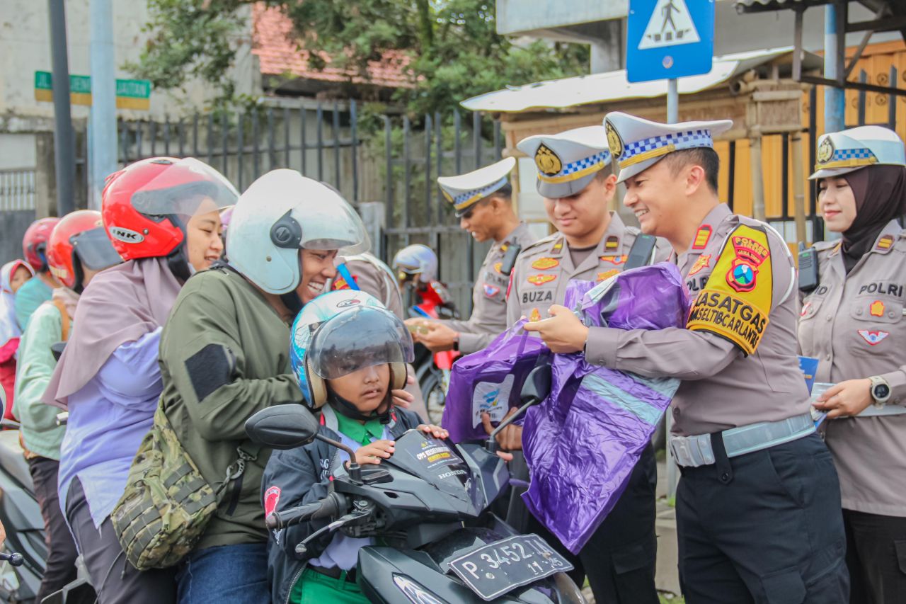 Polres Jember bagikan jas hujan