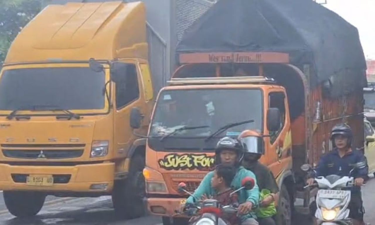 Truk besar saat melintas di pusat kota Pekalongan dan Batang