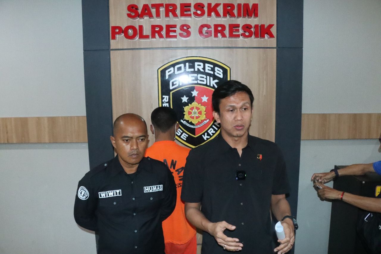 Terduga pelaku saat diamankan Polres Gresik
