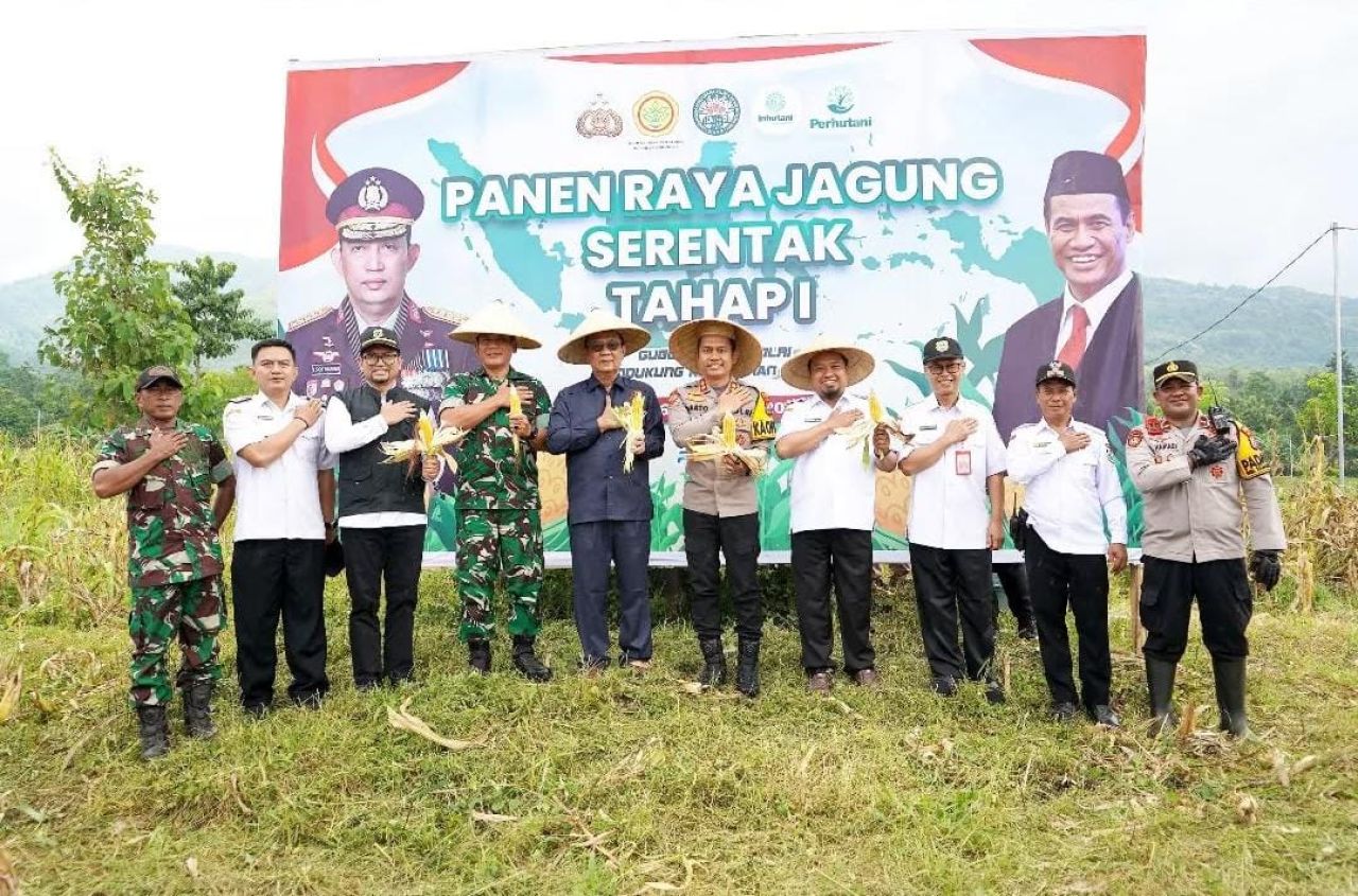 Wabub, Polres dan DPRD Bondowoso saat acara berlangsung dilokasi lahan panen raya jagung