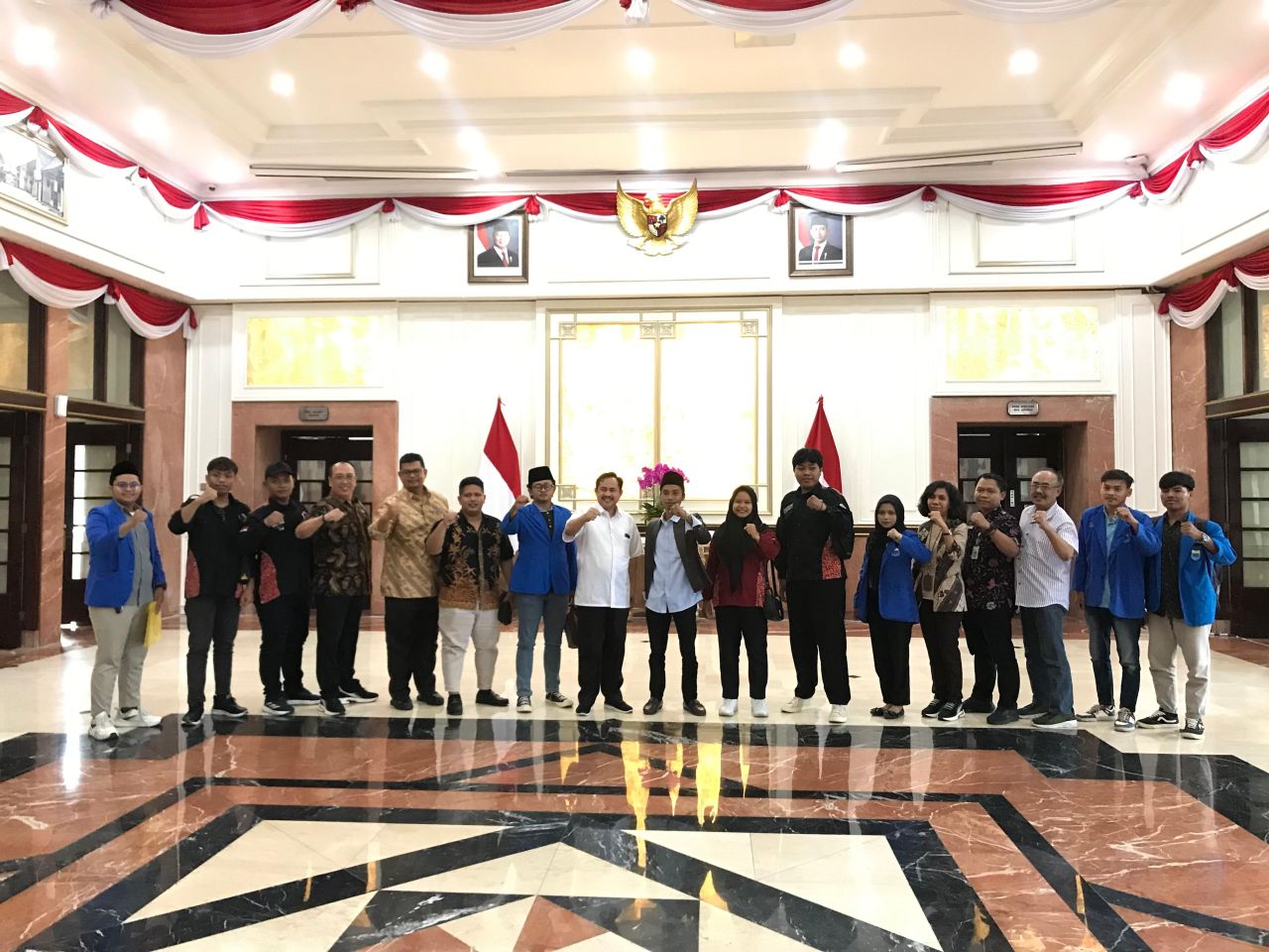 Mahasiswa Unitomo bersama jajaran Pemkot Surabaya