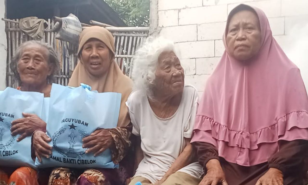 Peduli Lansia dan Dhuafa Paguyuban Amal Bakti Cibelok Salurkan Bantuan