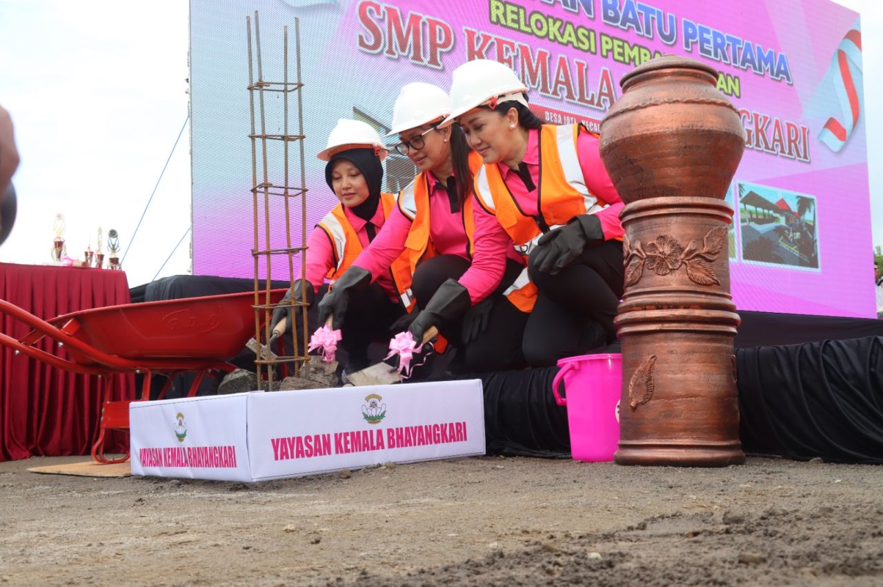 Juliati Sigit Prabowo Letakkan Batu Pertama Pembangunan SMP Kemala Bhayangkari di Karanganya