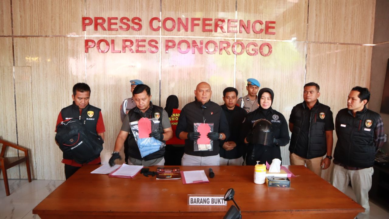 Polres Ponorogo saat konfrensi pers terkait pencurian motor modus dukun