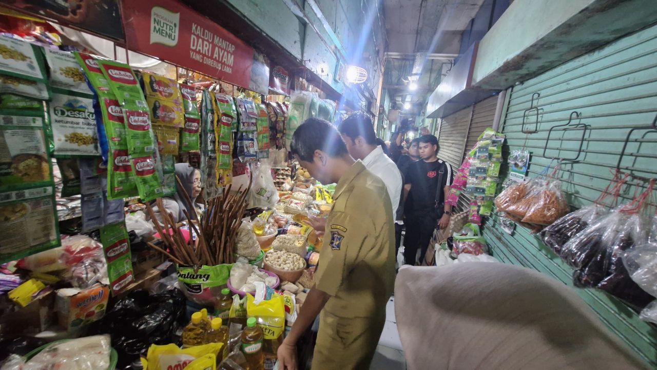 Satgas pangan Polrestabes Surabaya saat sidak