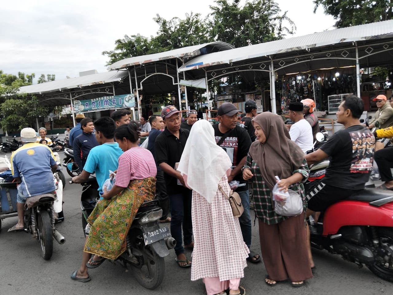 AMI Bagikan 1.000 Paket Takjil di Serambi Ampel, Warga Antusias