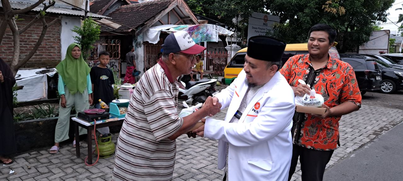 PKS Surabaya Bagikan Ribuan Takjil Bergizi Gratis di Seluruh Kota