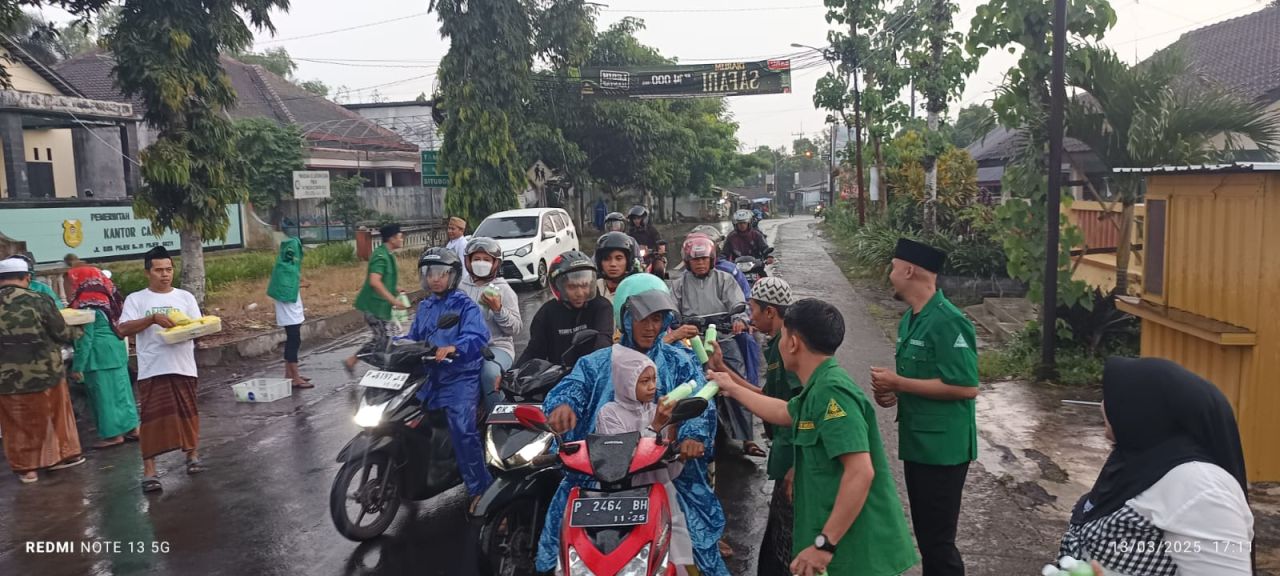 Banom NU Pujer bagikan takjil