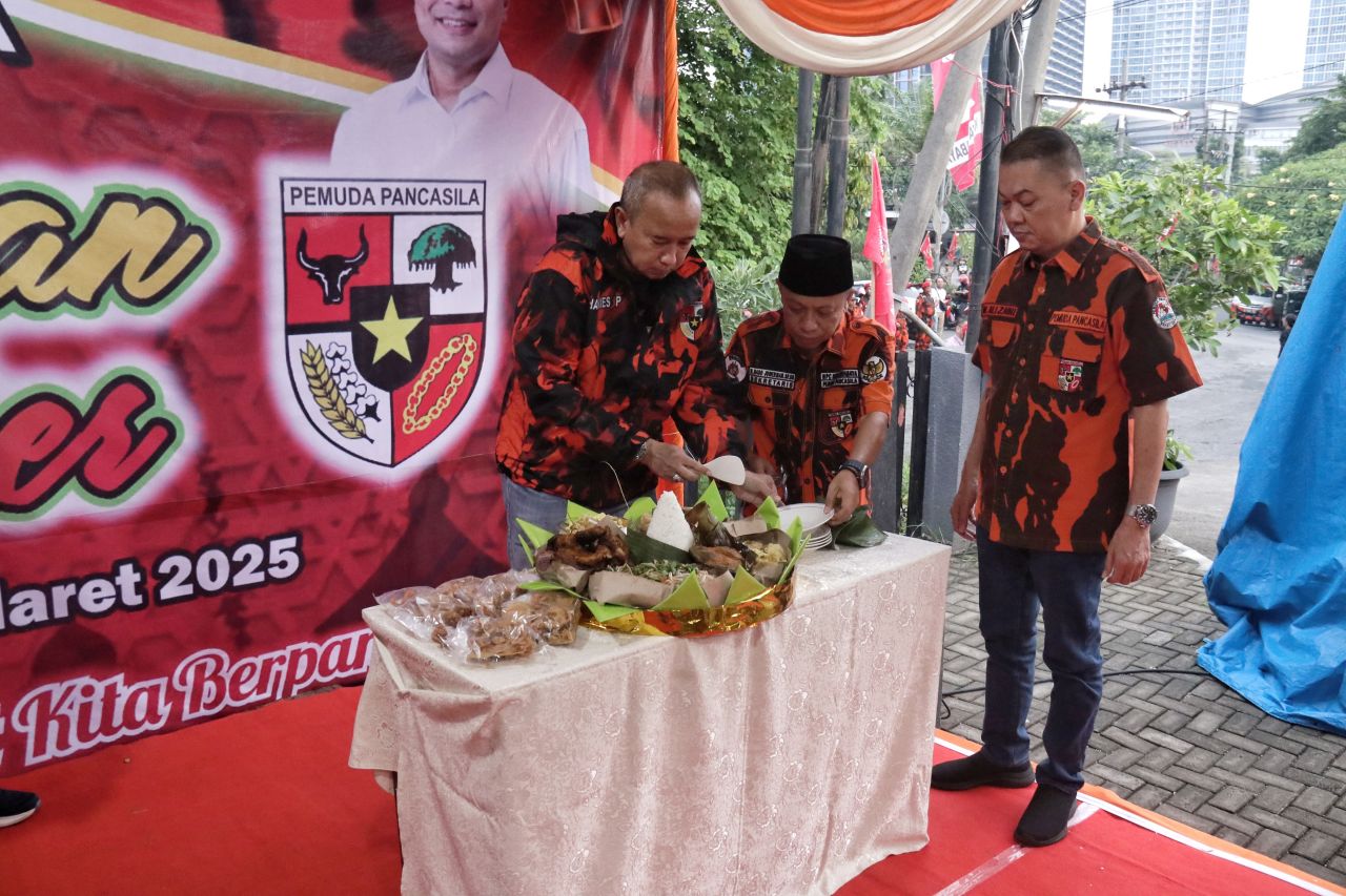 Pemuda Pancasila Surabaya saat bersama