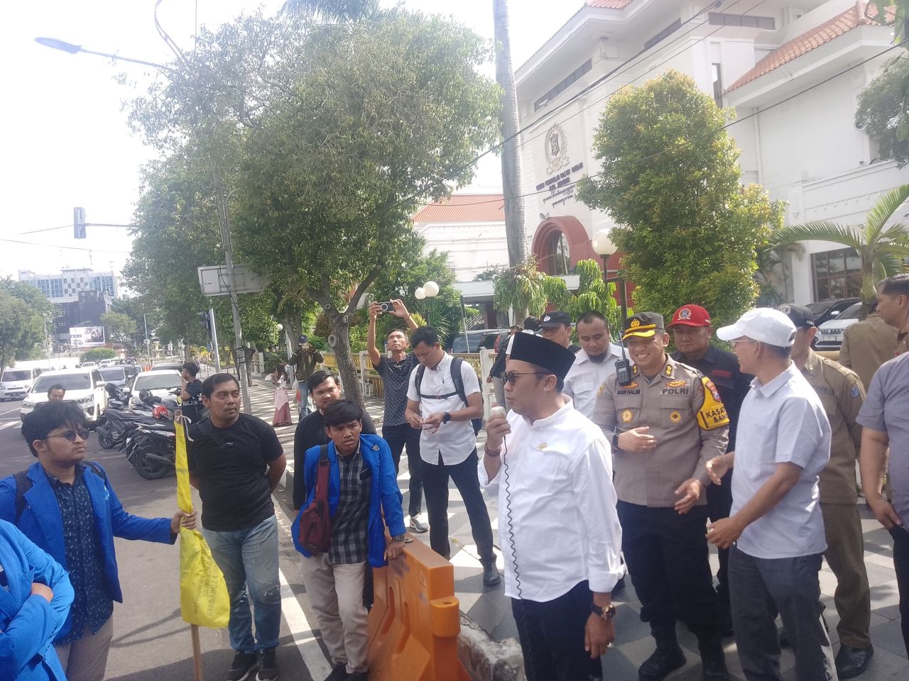 Massa aksi PMII Perjuangan Unitomo saat demonstrasi ditemui Komisi B DPRD Surabaya