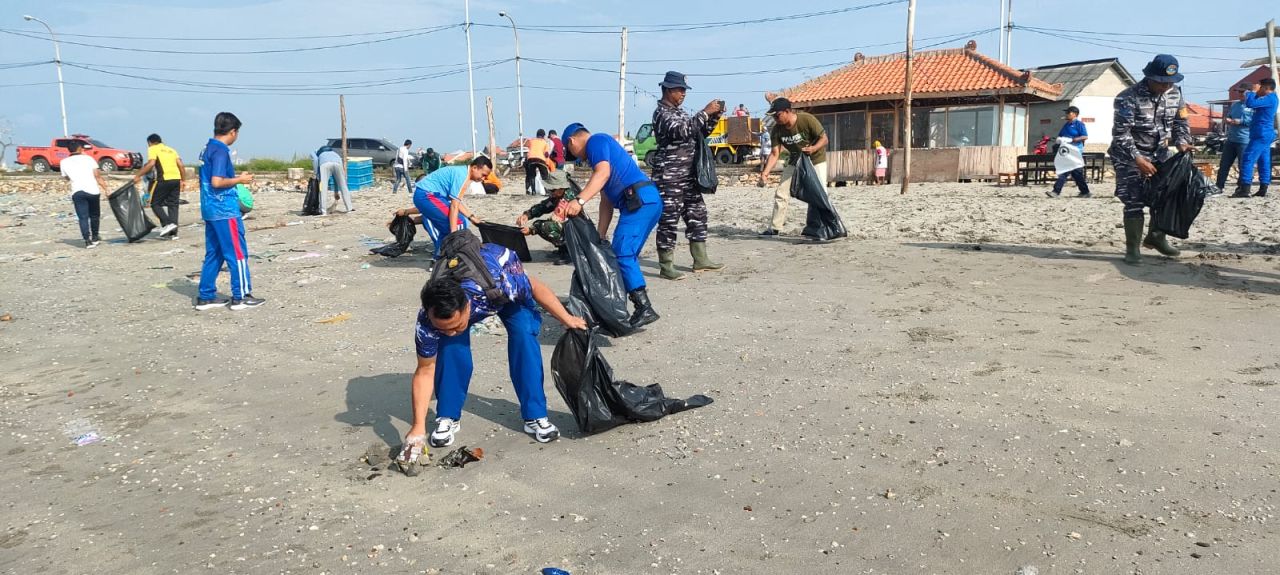 Bersih-bersih sampah di Tiga Dermaga Desa Branta Pesisir Kecamatan Tlanakan
