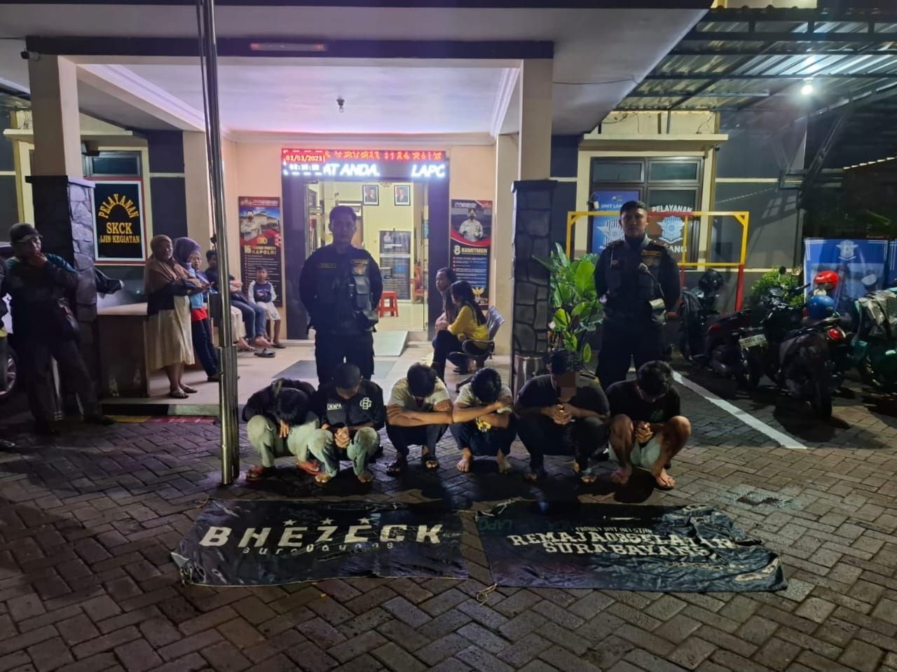 Polisi mengamankan beberapa pemuda yang diduga perang sarung