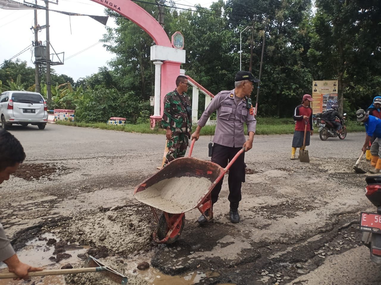 Minimalisir Kecelakaan Lalin, Warga dan Aparat Gotong Royong Tambal Jalan Berlubang
