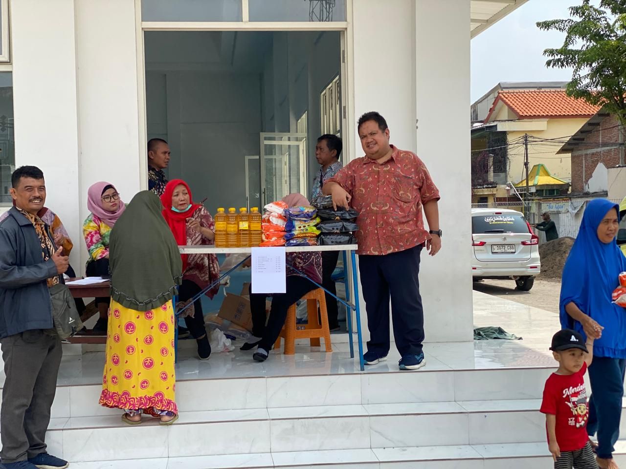 Warga Kelurahan Tanah kali Kedinding Serbu Sembako Murah