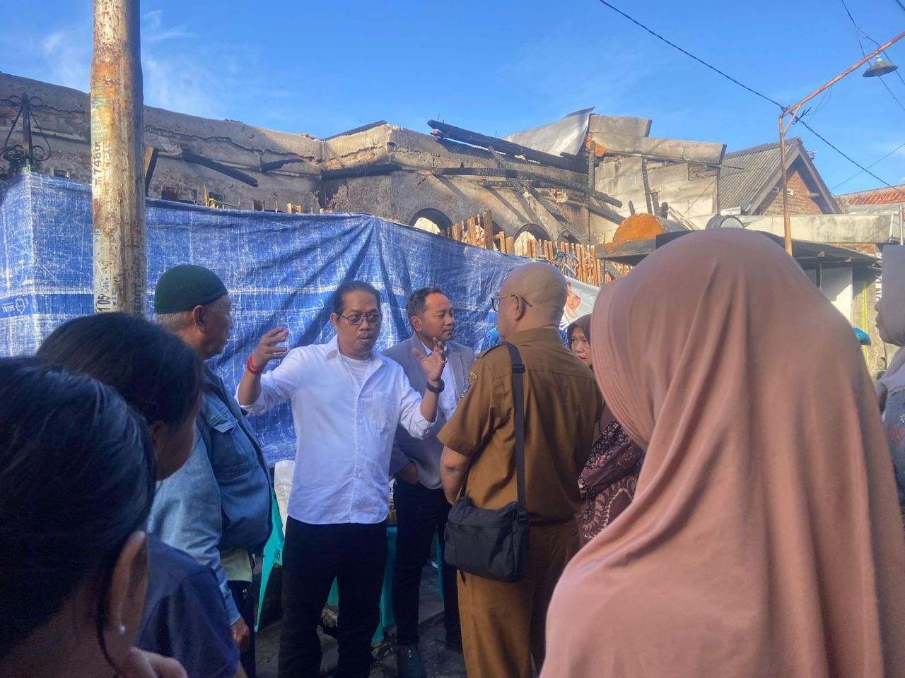 Budi Leksono di bekas lokasi kebakaran