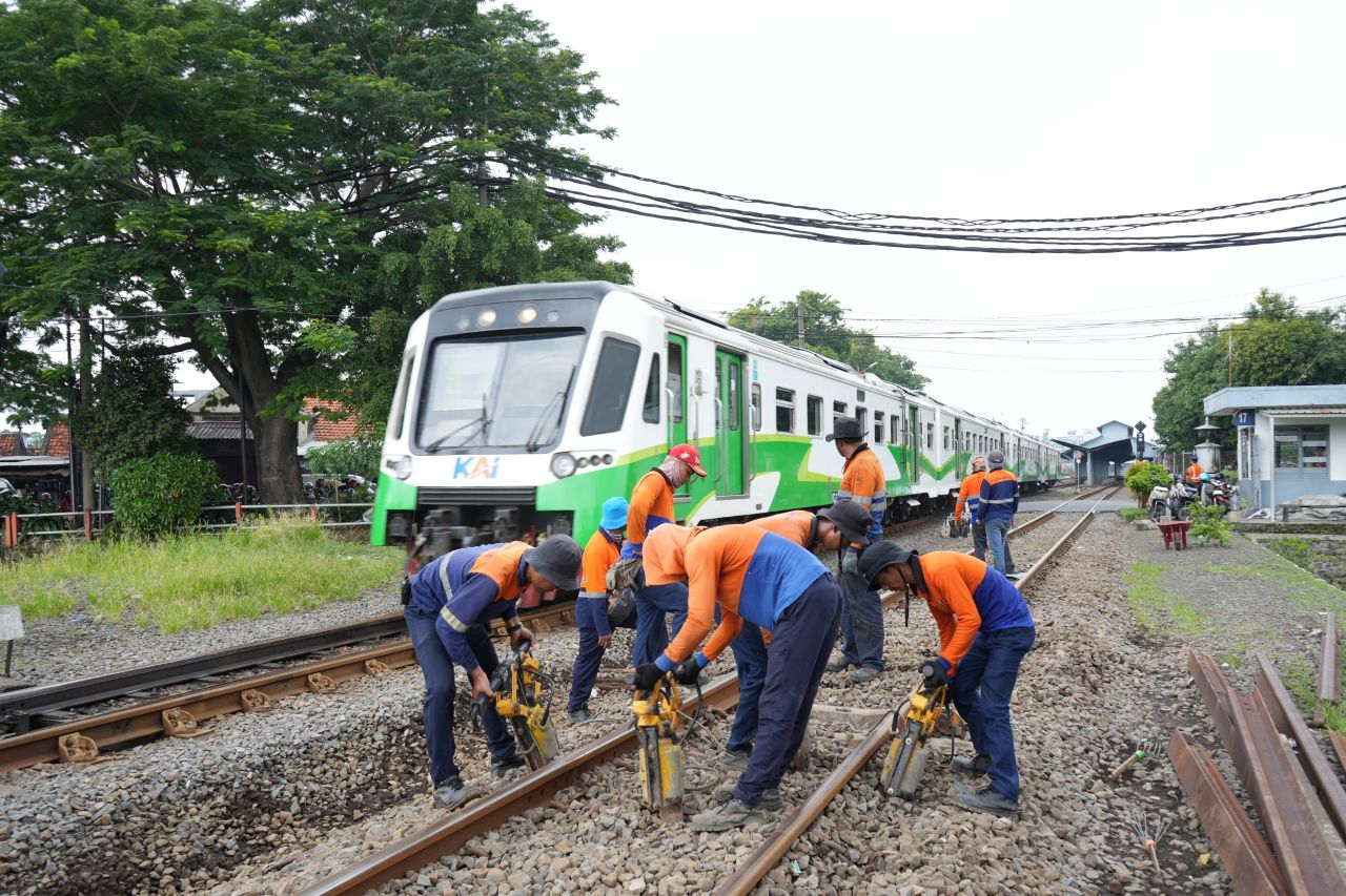 perawatan jalur KA