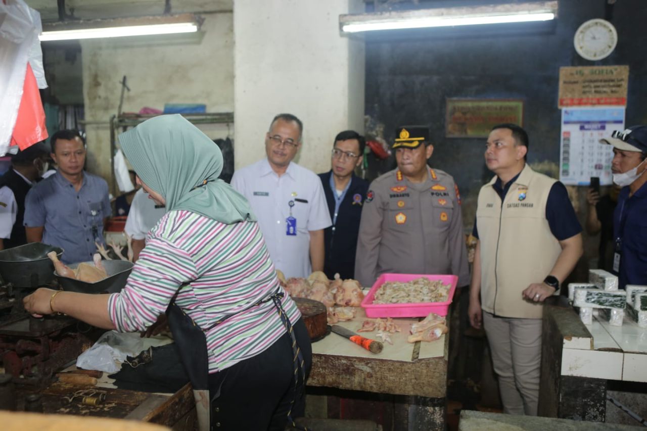 Satgas pangan saat sidak di Pasar Wonokromo