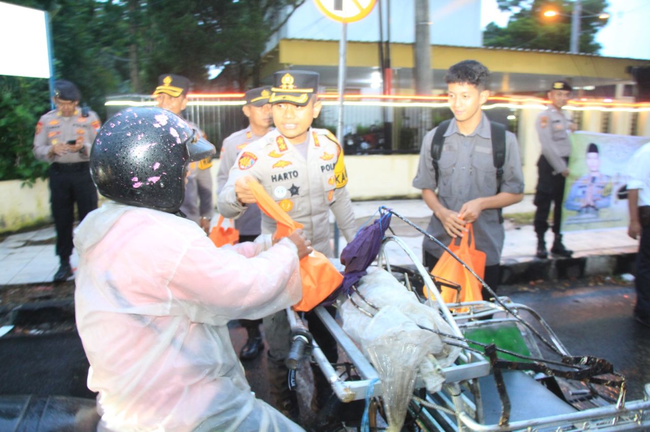 Pererat Hubungan, Kapolres Bondowoso Berbagai Takjil pada Masyarakat