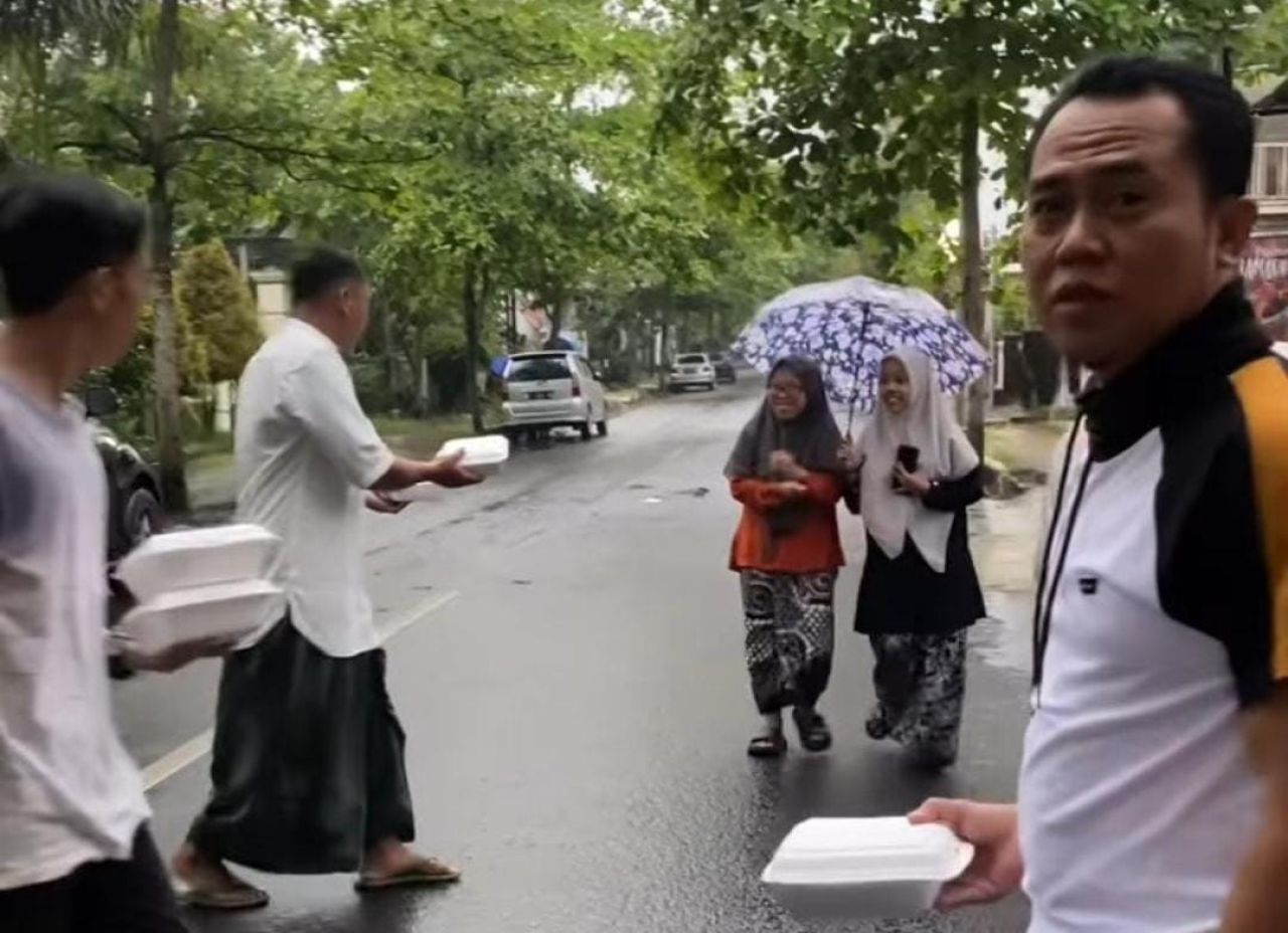 Jadikan Ramadan Lebih Bermakna PWI Bondowoso bagikan Takjil