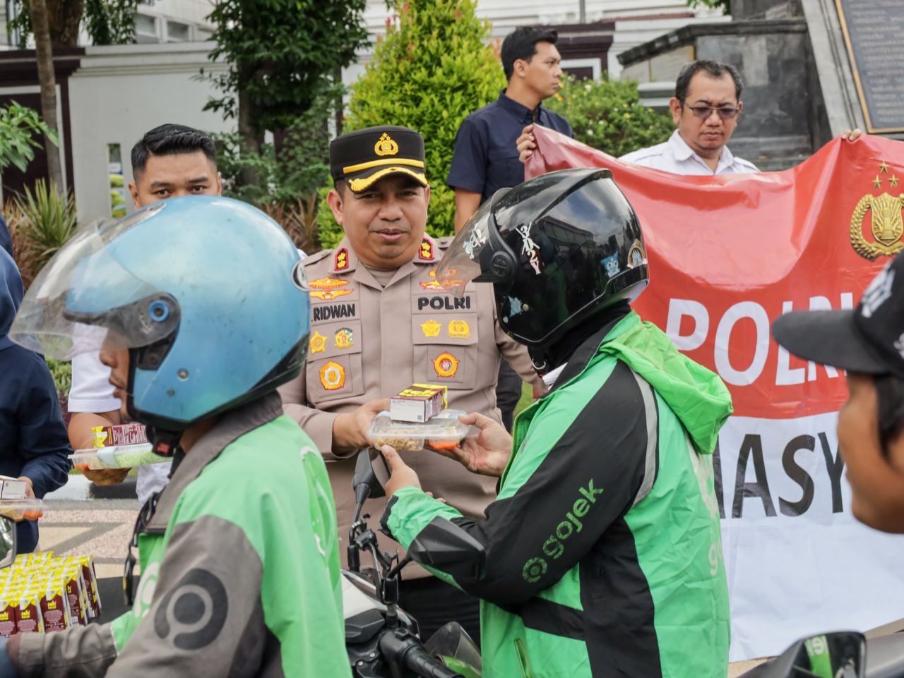Perkuat Jalinan Silaturahmi Polrestabes Surabaya bagikan Ratusan Takjil