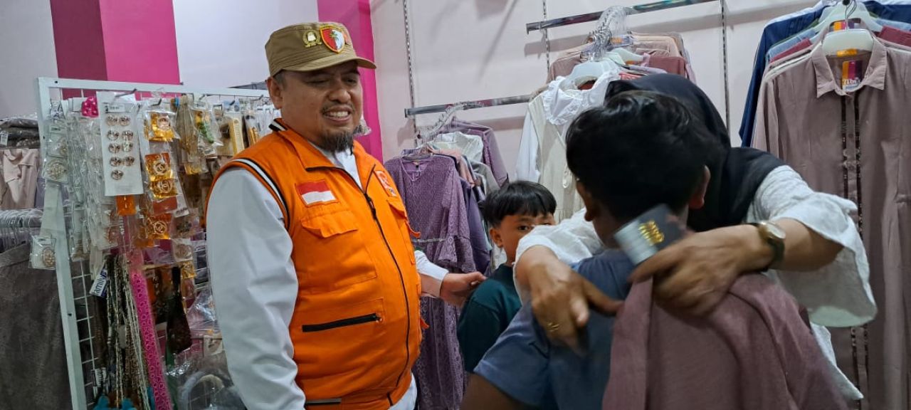PKS Surabaya Ajak Anak Yatim dan Dhuafa Belanja Baju Lebaran