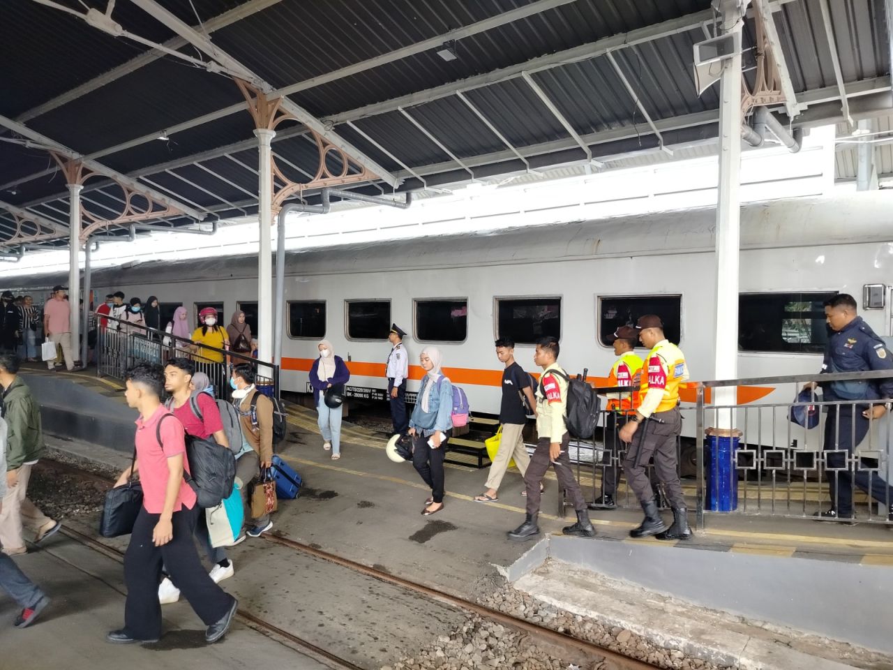 H-2 Lebaran 2025, 46.369 Penumpang Gunakan Kereta Api di Daop 8 Surabaya