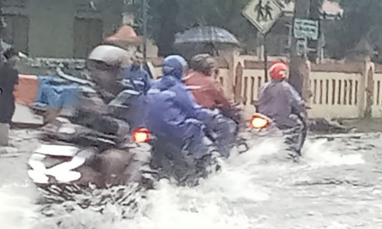 Banjir di depan DPUTR Pemalang