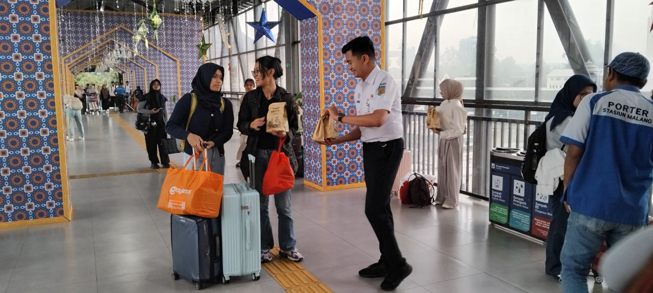 KAI Daop 8 Surabaya Bagikan 4.000 Paket Takjil Gratis untuk Penumpang