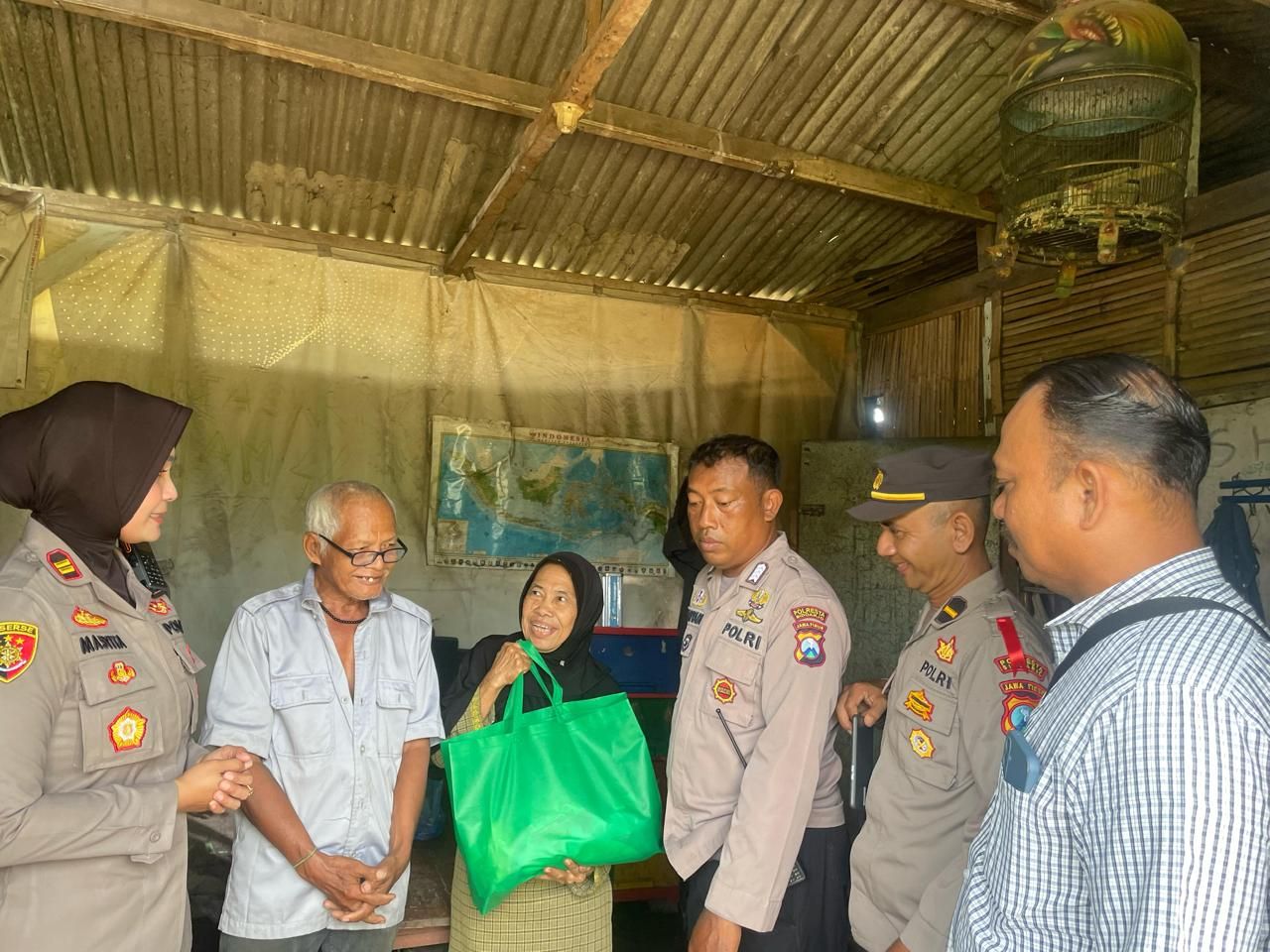 Polsek Sedati bagikan sembako