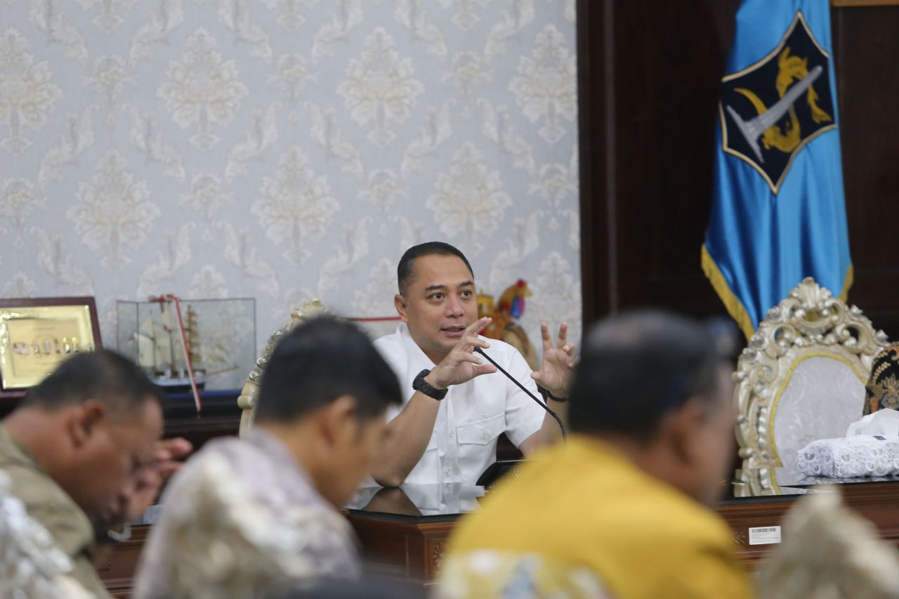 Walikota Surabaya Eri Cahyadi saat rapat koordinasi dengan camat