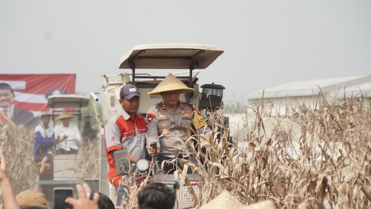 Kapolda Jawa Timur dan Forkopimda Panen Raya Jagung