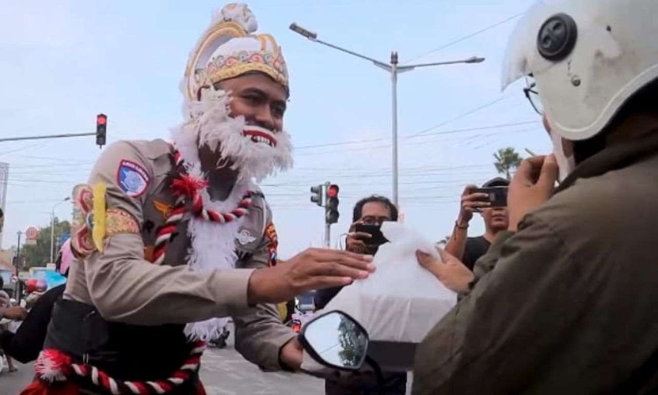 Berkostum wayang polisi Pemalang bagikan takjil
