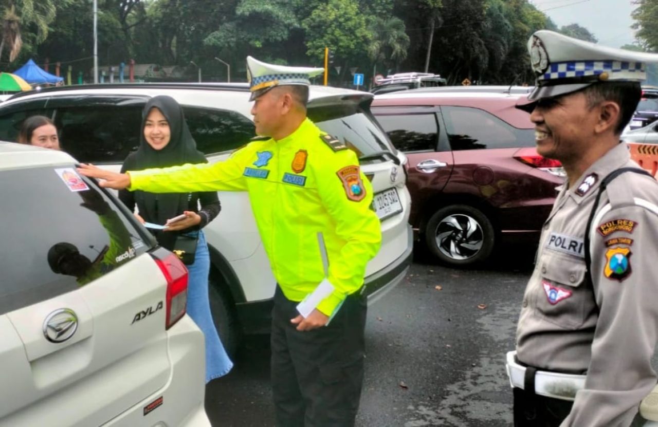 Pemasangan stiker oleh Polres Bondowoso