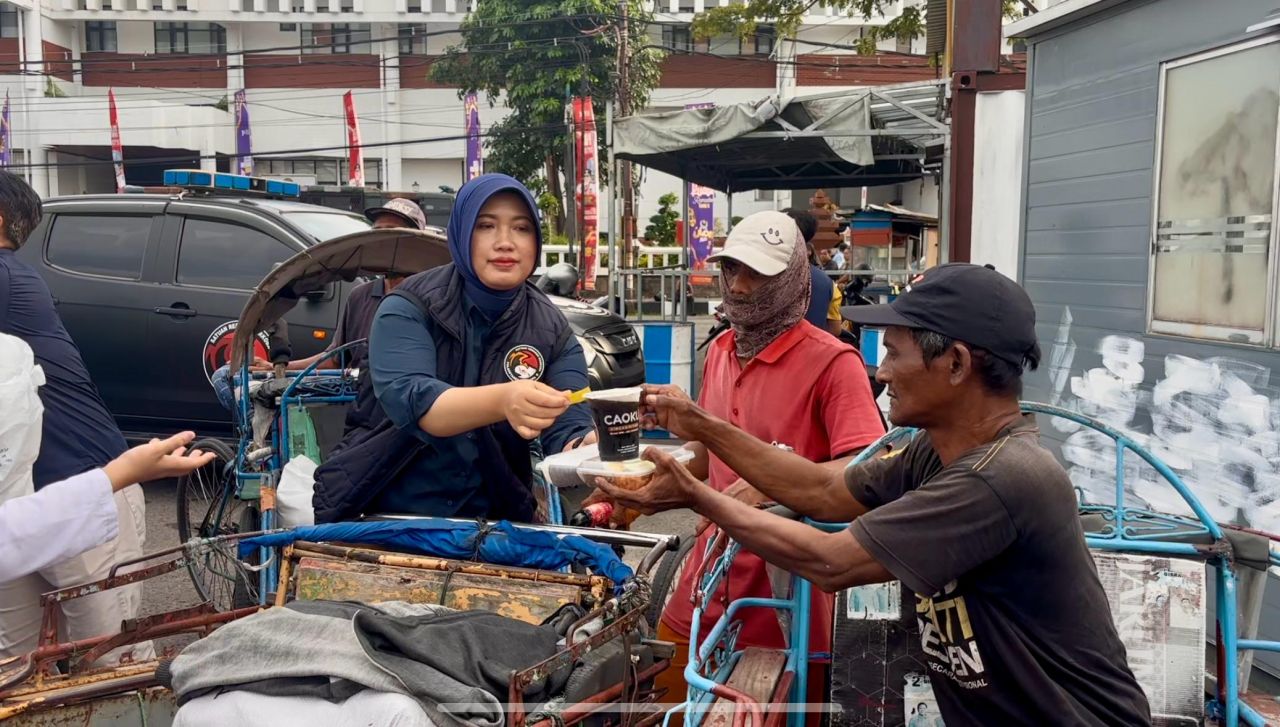 Peduli Masyarakat Polisi Bagikan Ratusan Takjil, Sasar Abang Becak