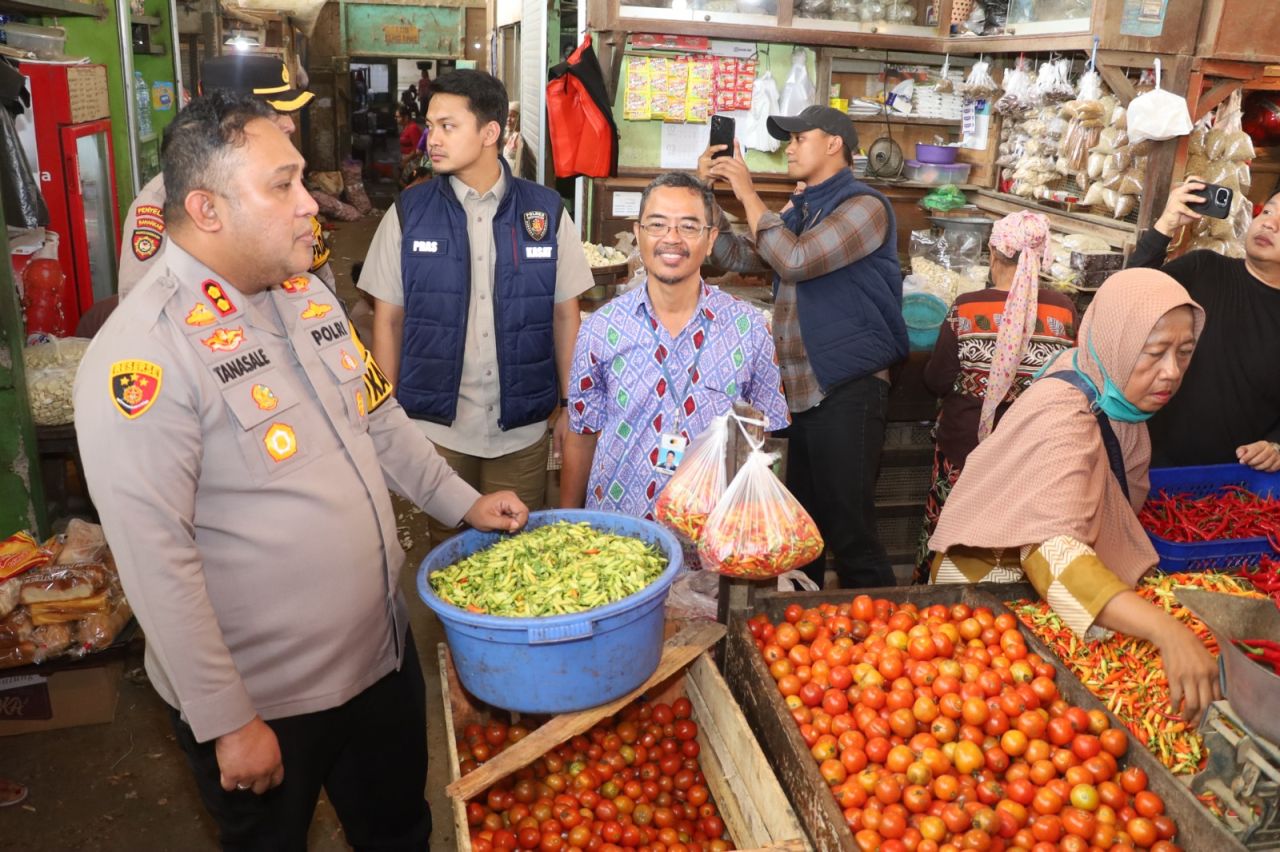 Kapolres Tanjung Perak Sidak Pasar Pabean Cantikan, Harga Cabai Naik