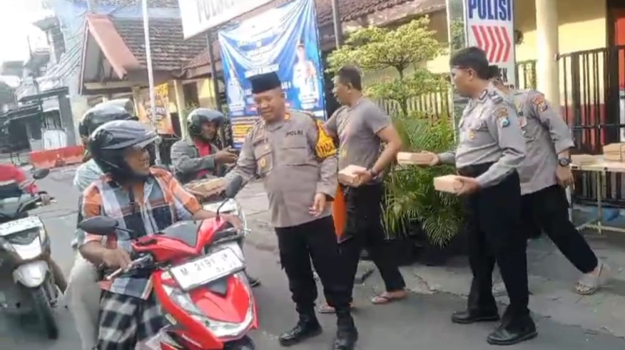 Berbagi Kebahagiaan di Bulan Ramadan, Polisi Bagikan 100 Paket Takjil