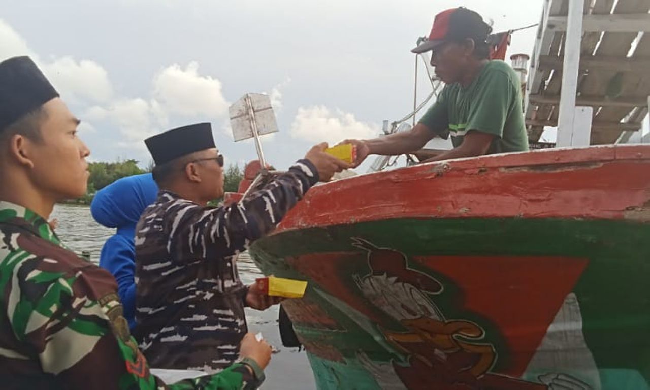 Personil TNI Tanjungsari bagikan saat bagikan takjil