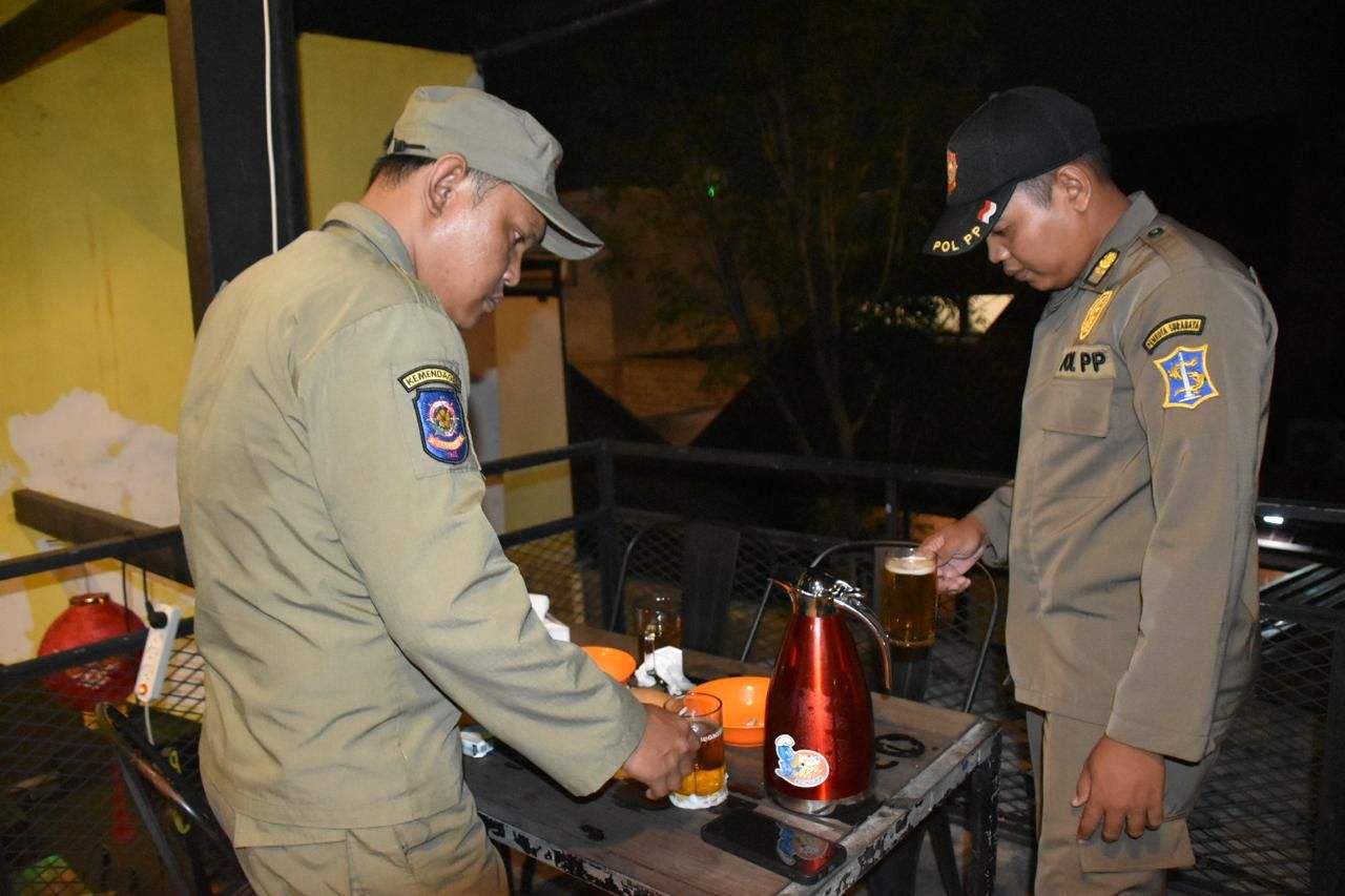 Satpol PP saat razia salah satu Restoran di Surabaya Timur