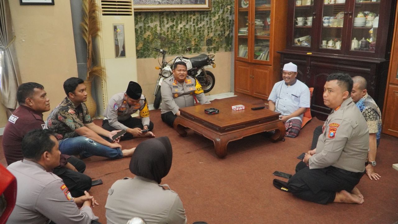 Kapolres Pasuruan di kediaman KH Jazuli Sakroni pengasuh Ponpas Al Falah di Kecamatan Beji