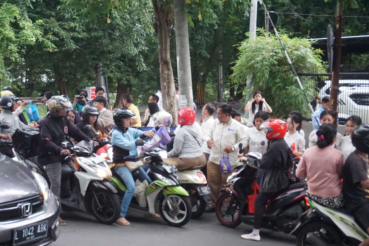SMA NSA bagikan Takjil