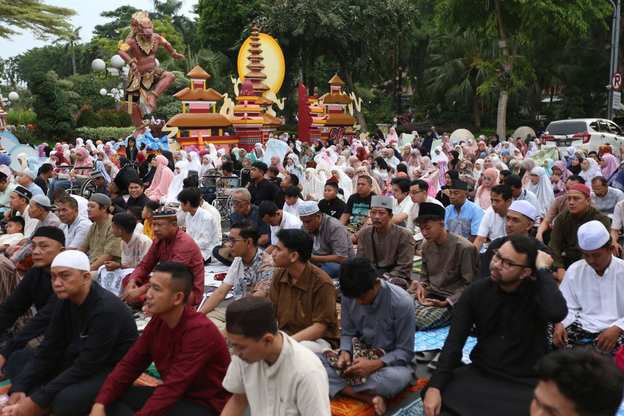 Salat Idulfitri di balai kota