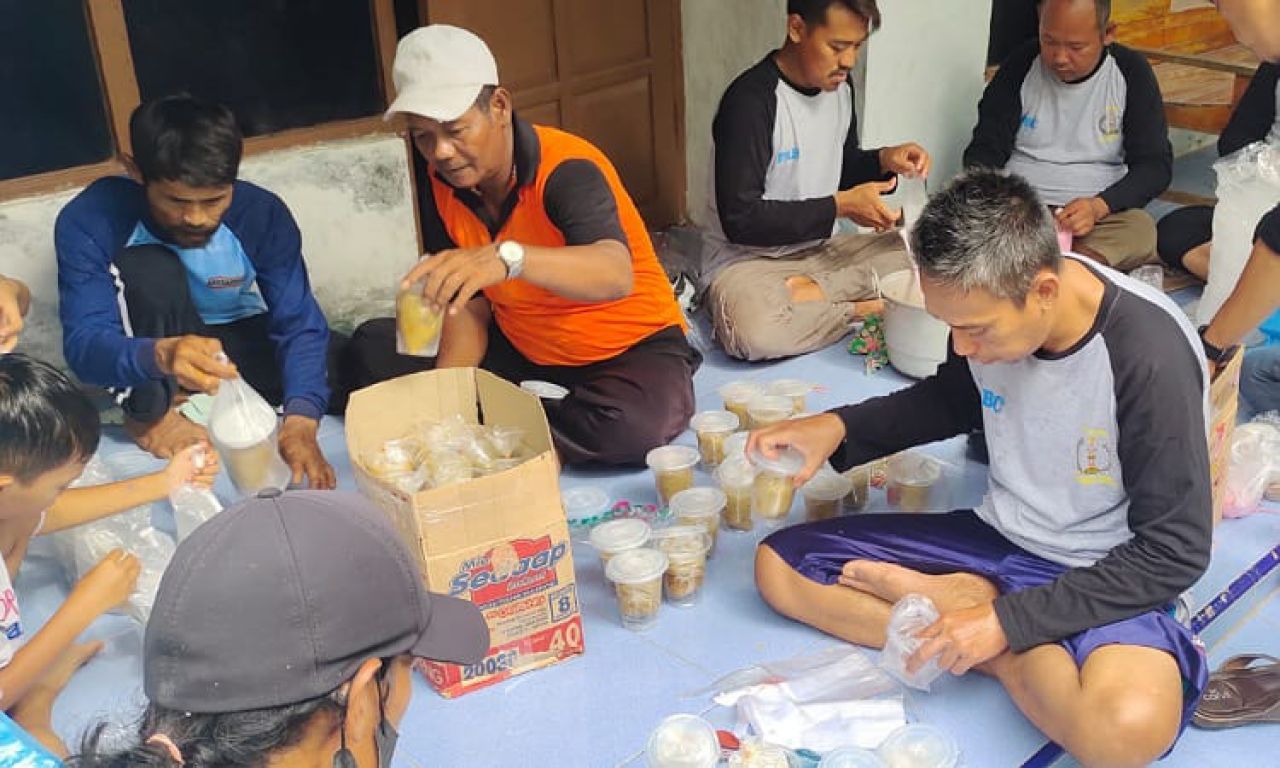 Paguyuban Amal Bhakti Cibelok Bagikan Ratusan Takjil untuk Warga