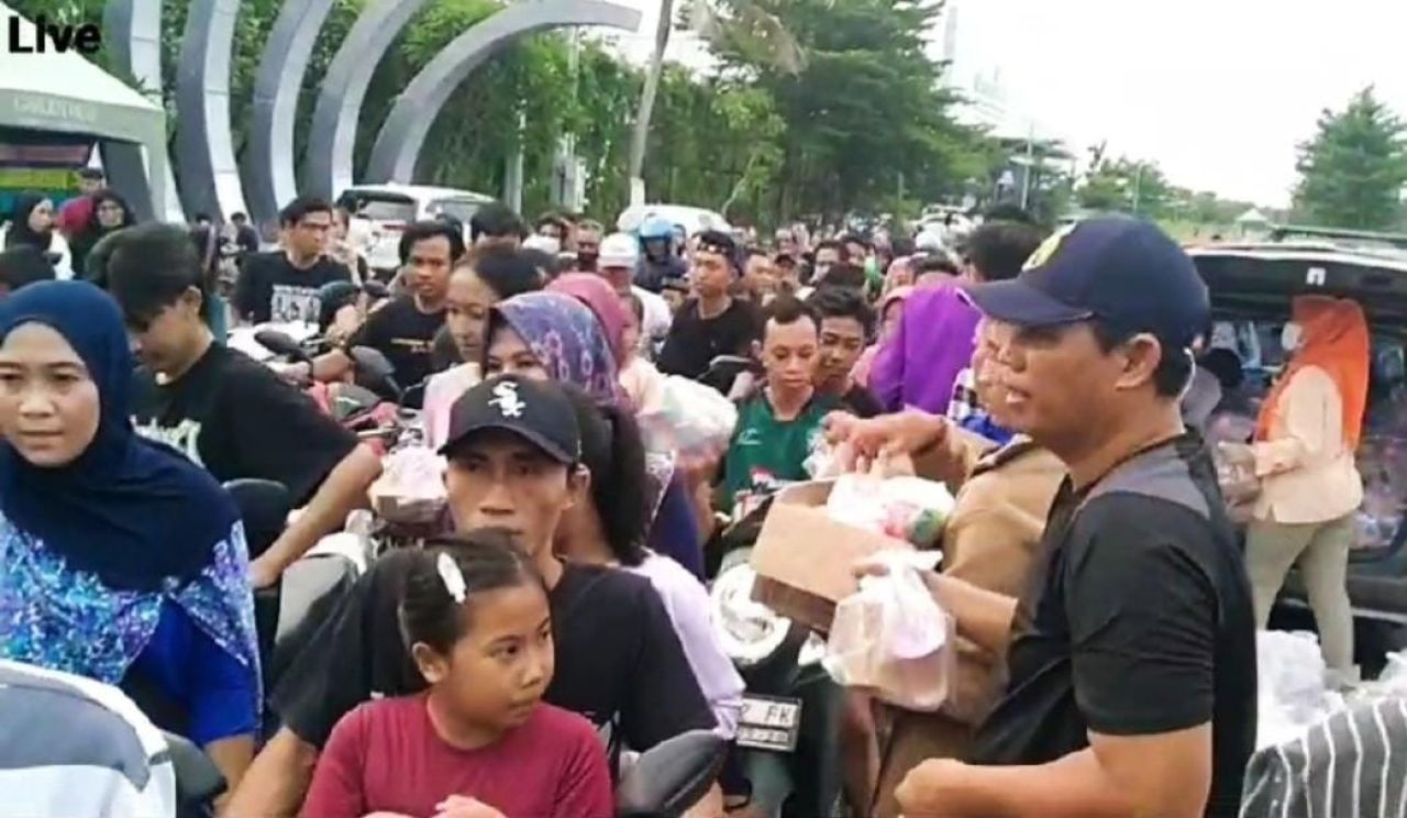 Wartawan dan Aliansi Gresik Selatan Bagikan 1000 Takjil di Menganti
