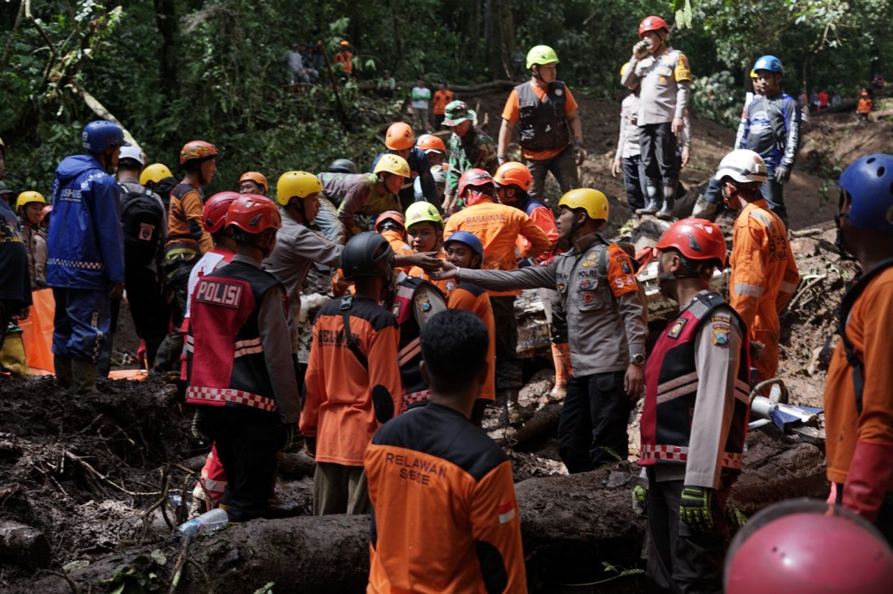 Sembilan Korban Longsor di Pacet Mojokerto Dievakuasi