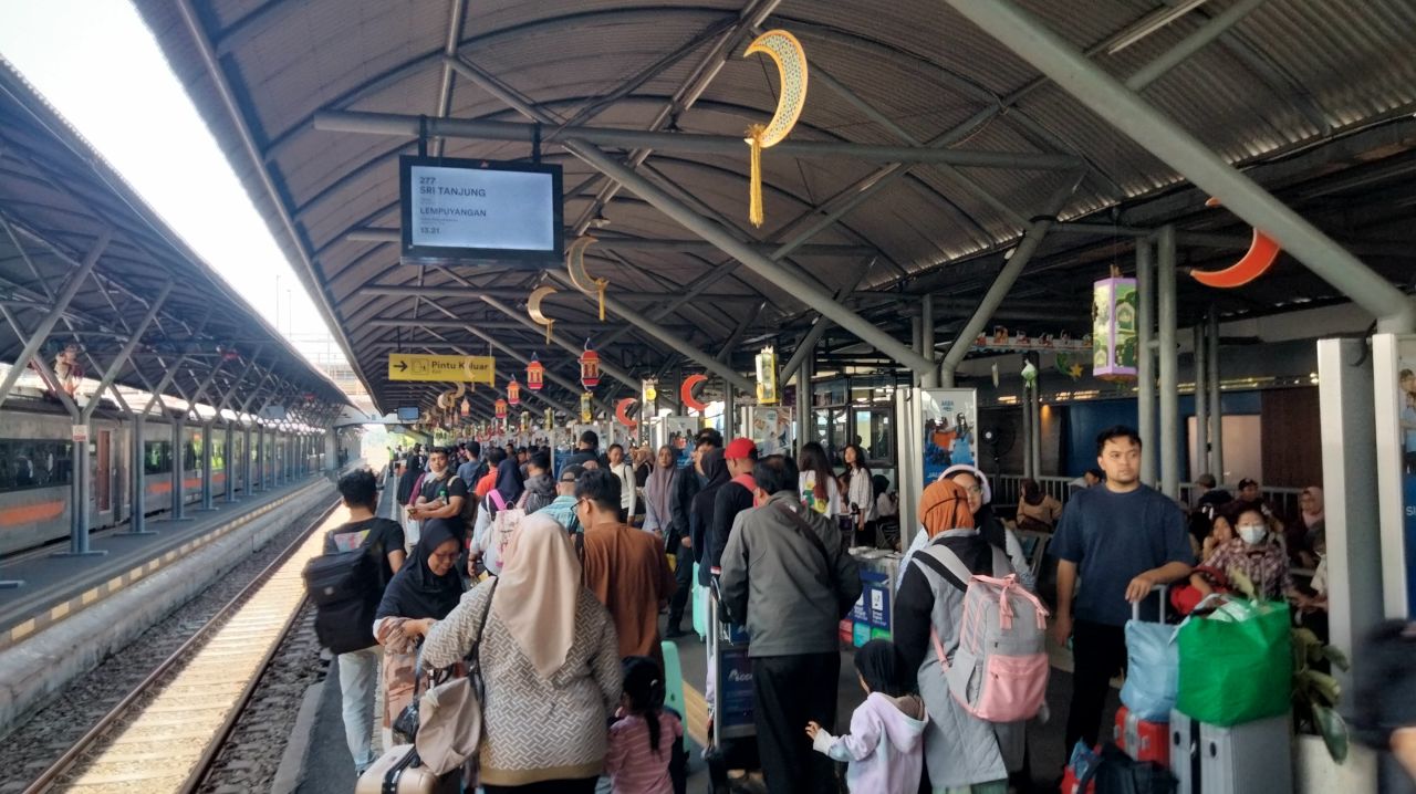 Hari Pertama Kerja, Penumpang KAI Daop 8 Masih Tinggi