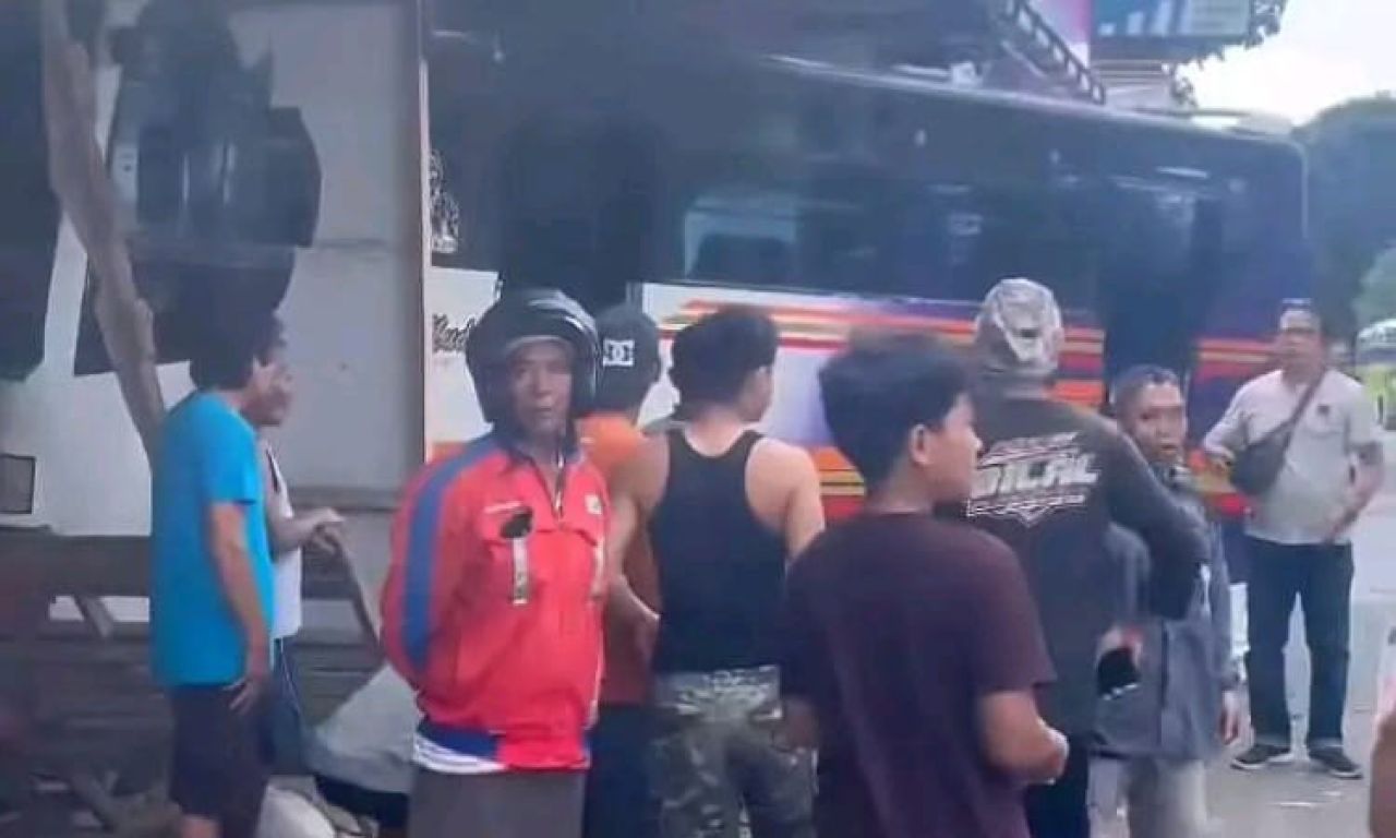 Mikrobus Lestari Muda tabarakan dengan sepeda motor