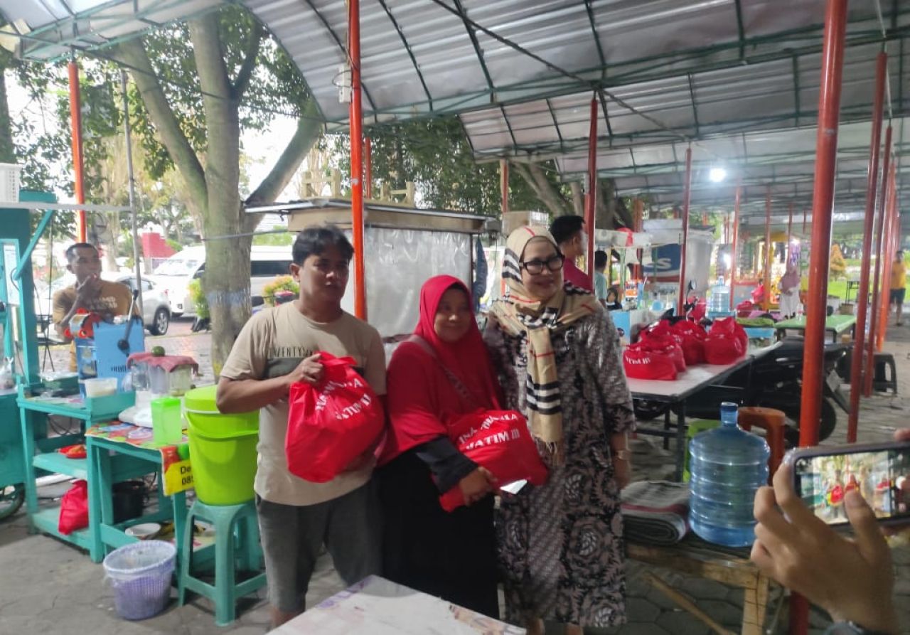 Ina Ammania Salurkan 700 Paket Sembako untuk Guru Ponpes dan PKL di Bondowoso