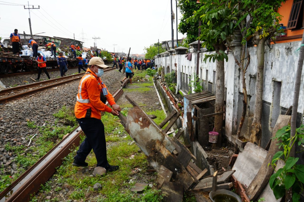KAI Daop 8 bersih lintas stasiun