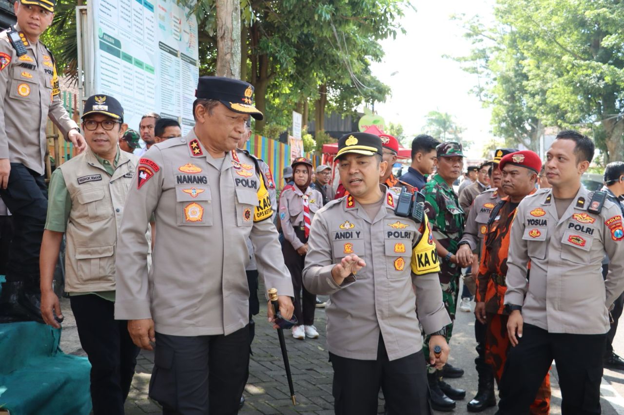 Kapolda Jatim, Irjen Pol Nanang Avianto (kiri)